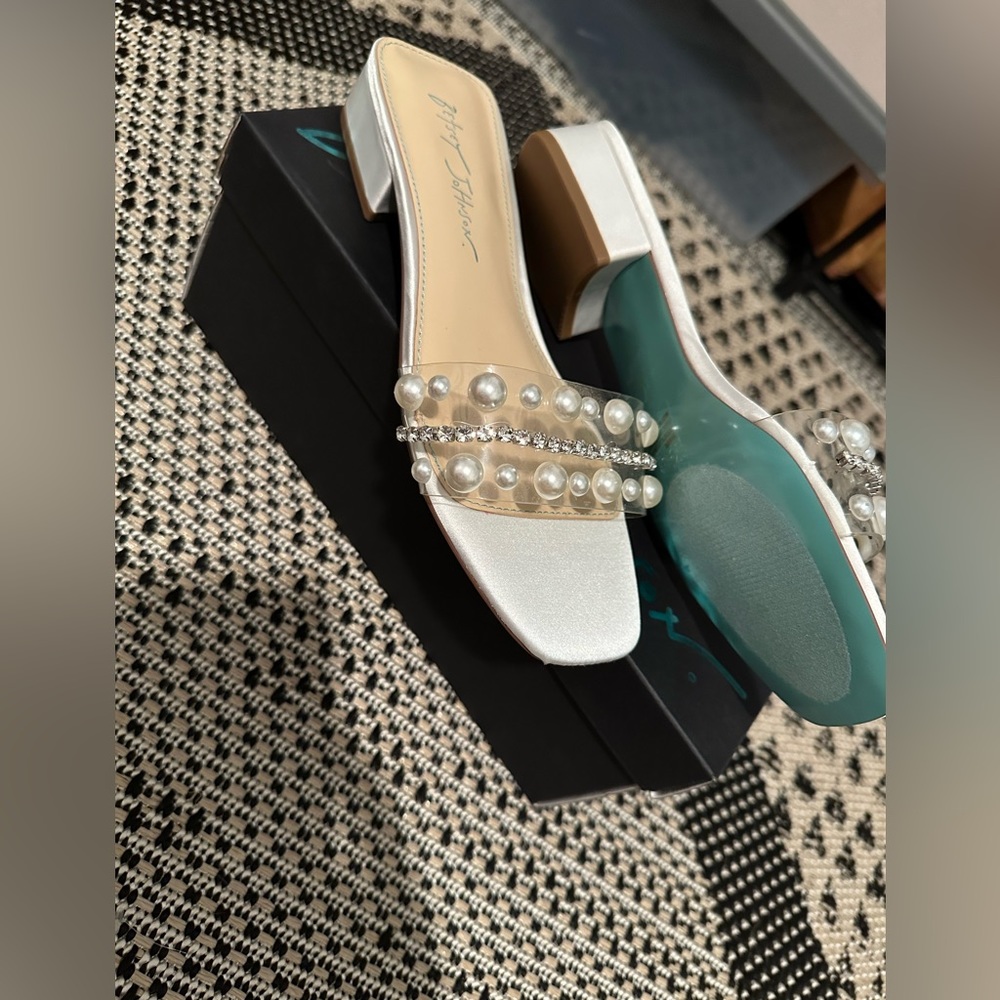 BRAND NEW NEVER WORN BRIDAL SANDAL